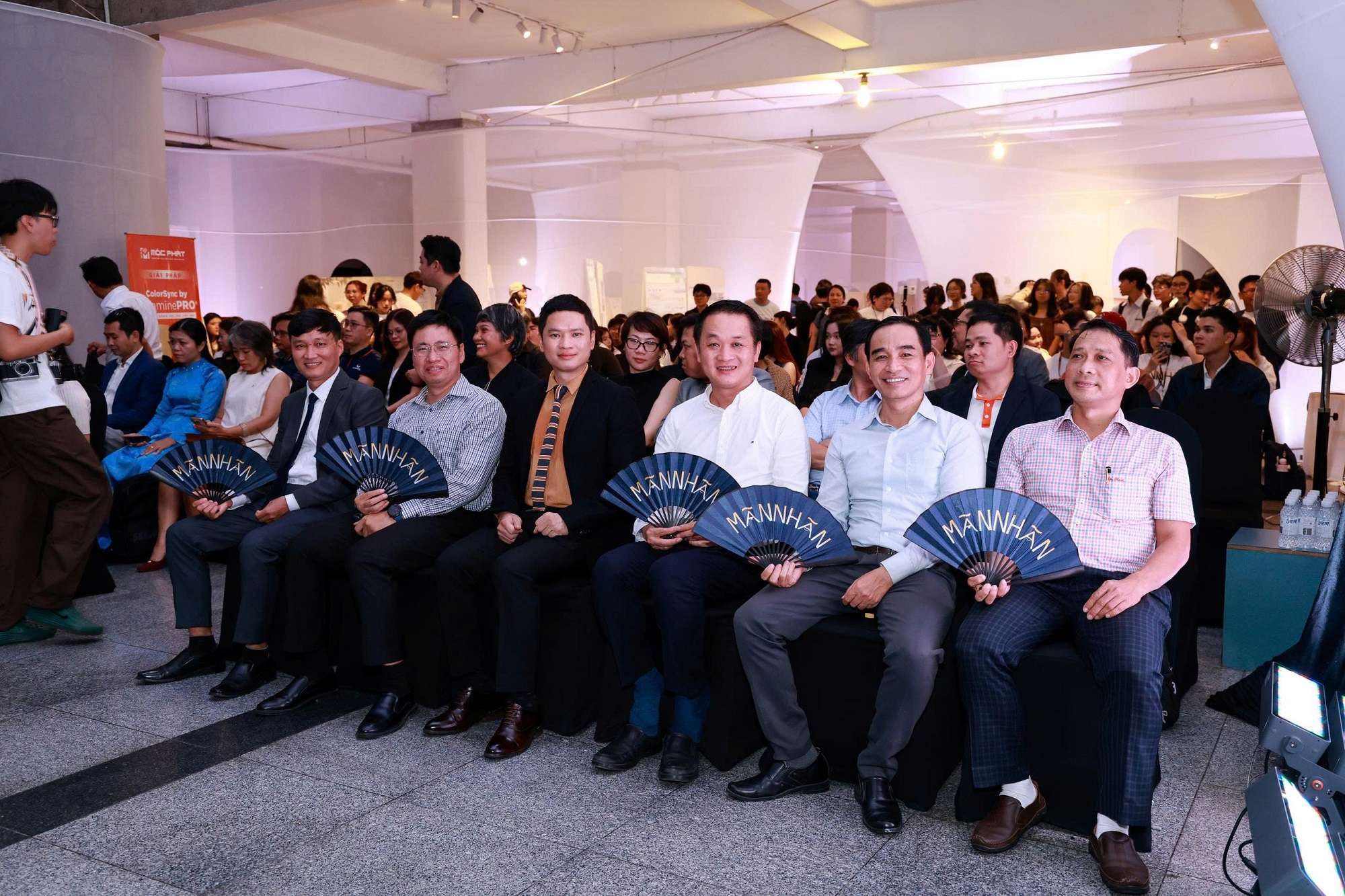amy-grupo-dong-hanh-cung-trien-lam-man-nhan-nhan-ky-niem-50-nam-uah-14.jpg