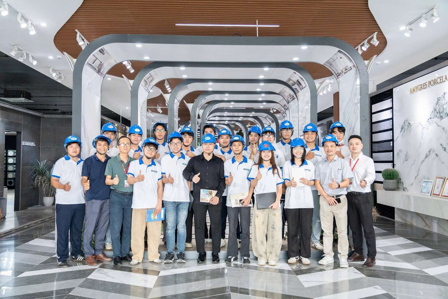 amy-grupo-don-giang-vien-sinh-vien-truong-dai-hoc-xay-dung-ha-noi-tham-quan-nha-may-2.jpg