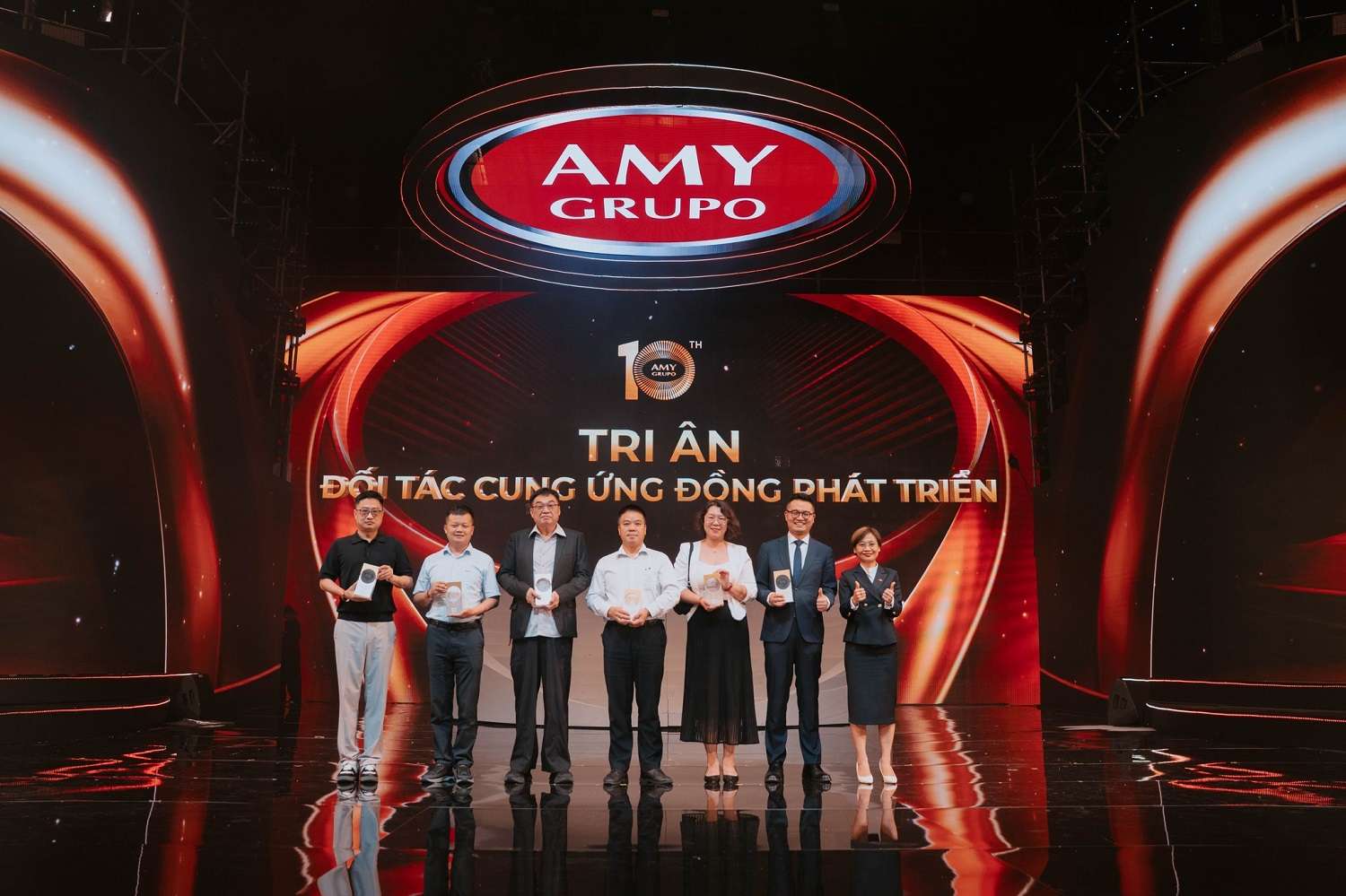 dau-an-bung-no-tai-le-ky-niem-10-nam-thanh-lap-amy-grupo-10.jpg
