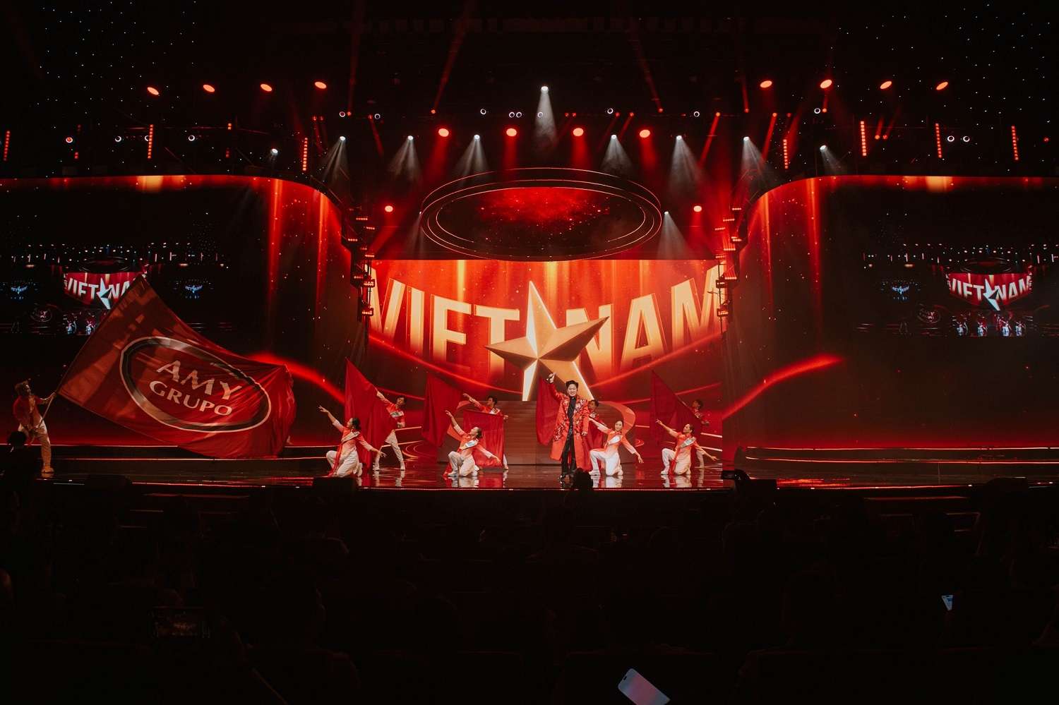 dau-an-bung-no-tai-le-ky-niem-10-nam-thanh-lap-amy-grupo-3.jpg