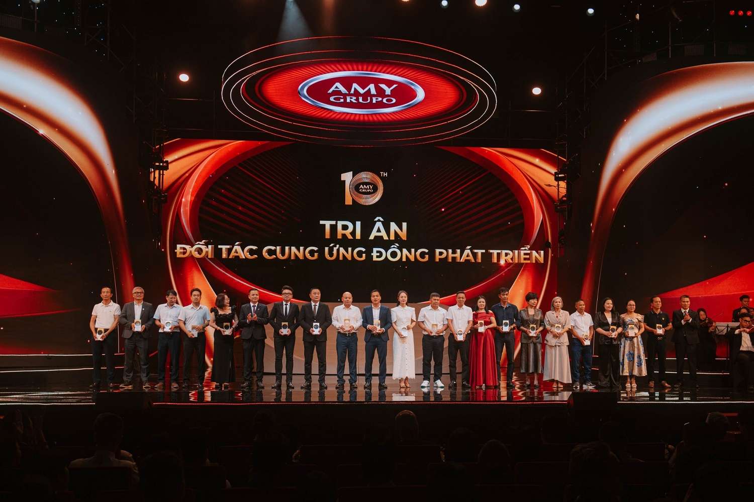 dau-an-bung-no-tai-le-ky-niem-10-nam-thanh-lap-amy-grupo-4.jpg