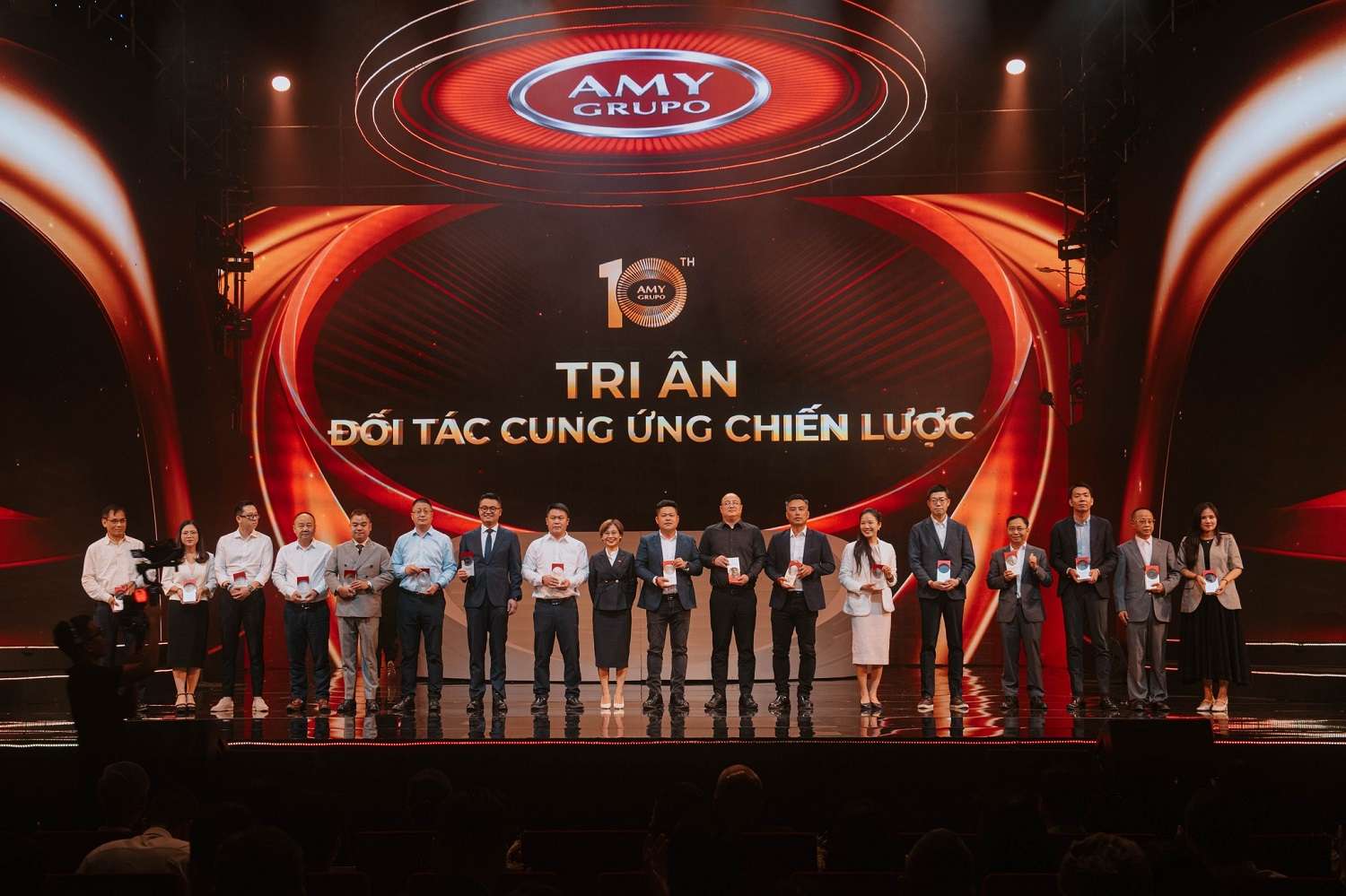 dau-an-bung-no-tai-le-ky-niem-10-nam-thanh-lap-amy-grupo-5.jpg