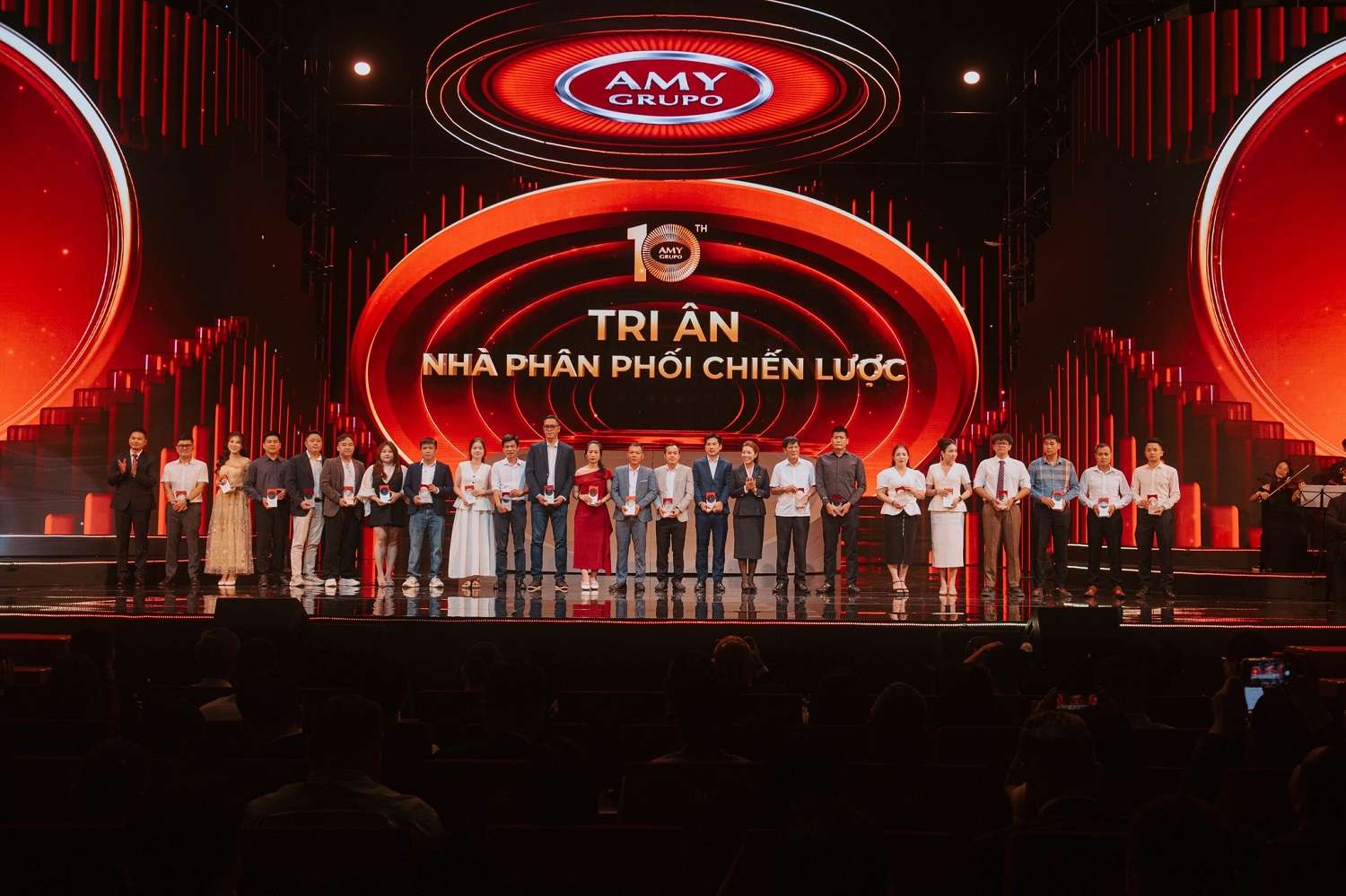 dau-an-bung-no-tai-le-ky-niem-10-nam-thanh-lap-amy-grupo-7.jpg