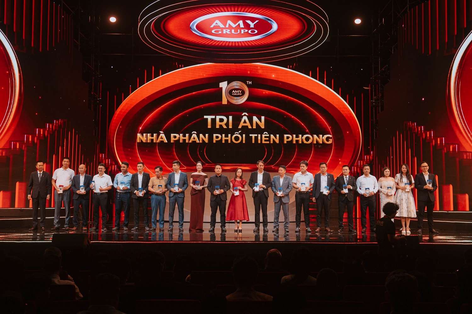 dau-an-bung-no-tai-le-ky-niem-10-nam-thanh-lap-amy-grupo-8.jpg