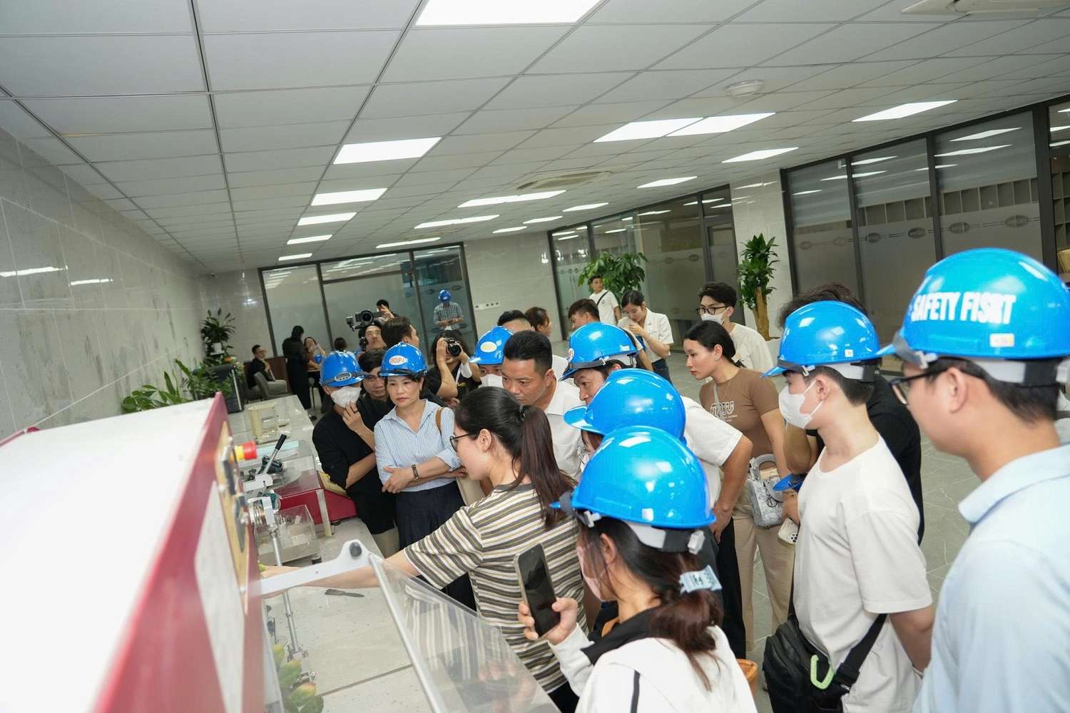 ket-noi-chien-luoc-amy-grupo-don-tiep-npp-hoang-gia-hai-phong-va-xhome-den-tham-va-lam-viec-15.jpg