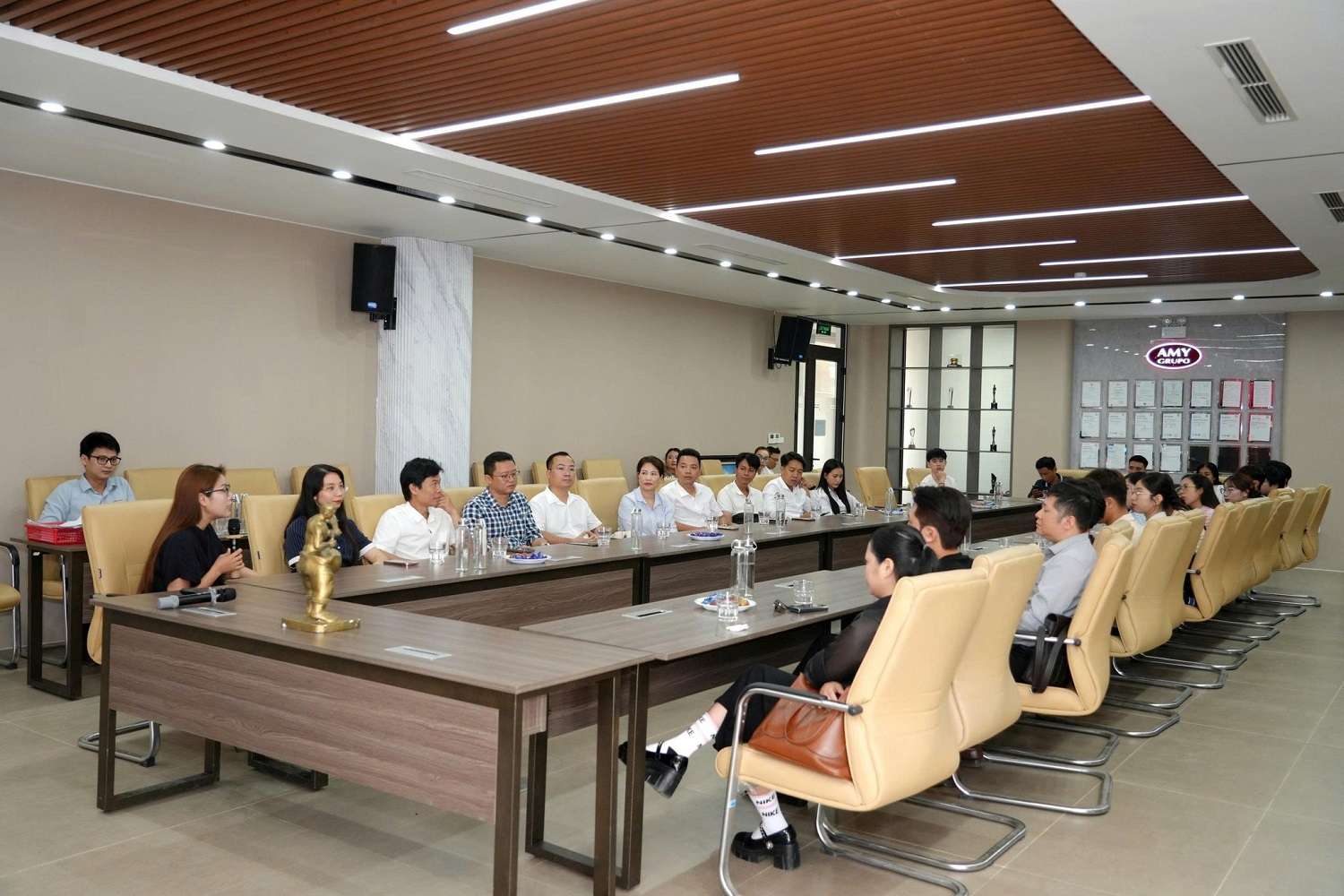 ket-noi-chien-luoc-amy-grupo-don-tiep-npp-hoang-gia-hai-phong-va-xhome-den-tham-va-lam-viec-16.jpg