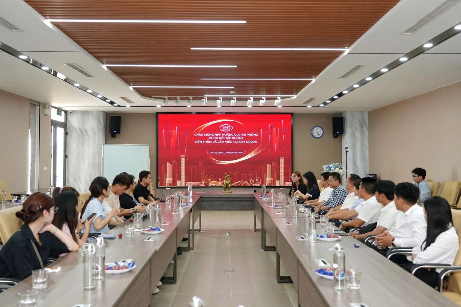 ket-noi-chien-luoc-amy-grupo-don-tiep-npp-hoang-gia-hai-phong-va-xhome-den-tham-va-lam-viec-17.jpg