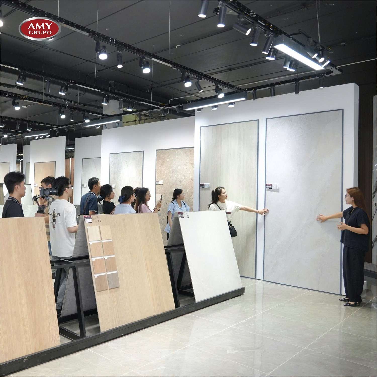 ket-noi-chien-luoc-amy-grupo-don-tiep-npp-hoang-gia-hai-phong-va-xhome-den-tham-va-lam-viec-18.jpg