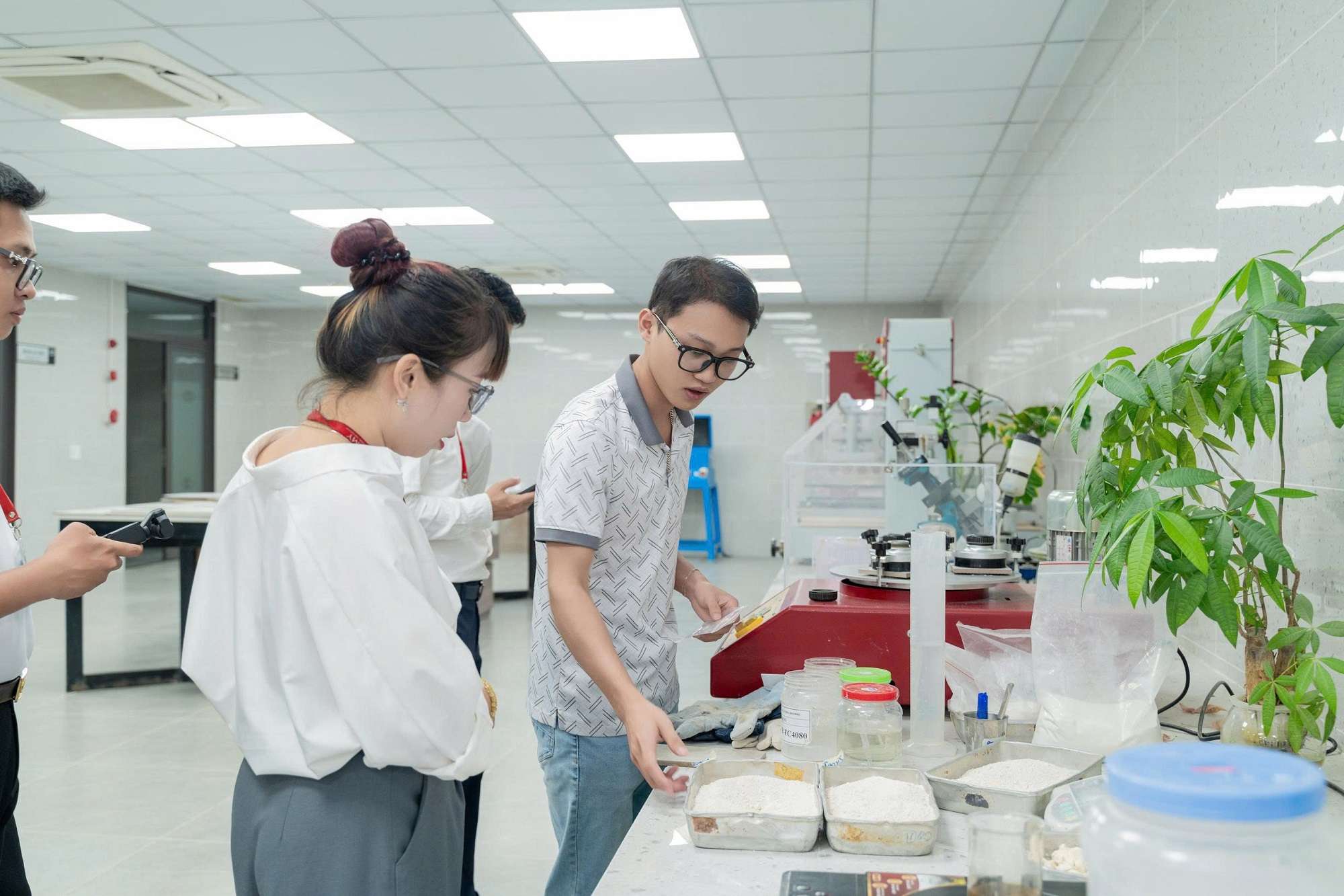 amy-grupo-npp-hoang-truong-giang-doc-vat-lieu-tu-be-mat-den-cong-nghe-2.jpg