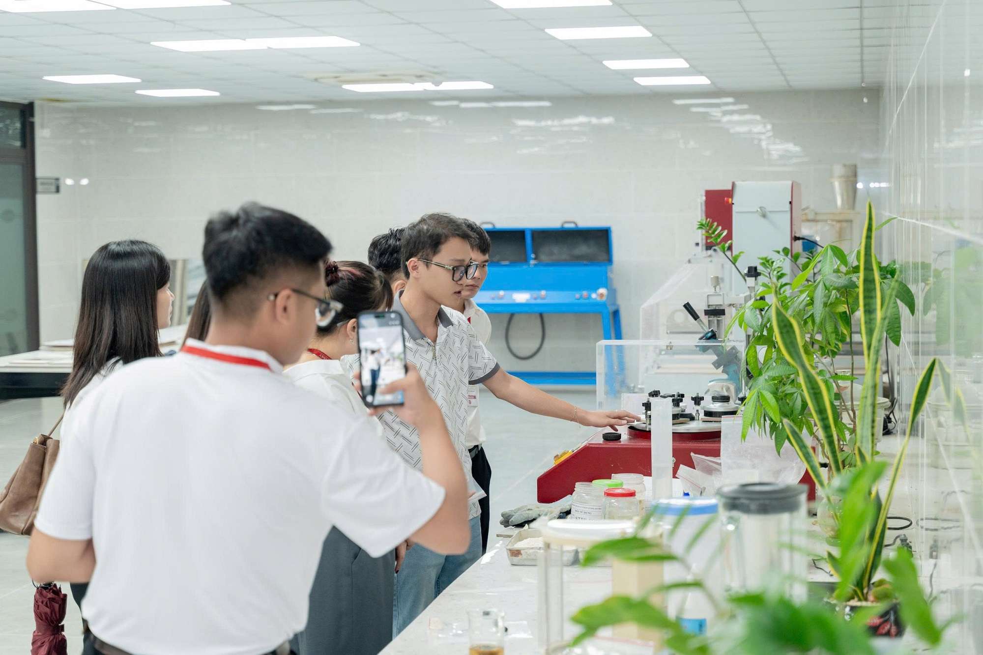 amy-grupo-npp-hoang-truong-giang-doc-vat-lieu-tu-be-mat-den-cong-nghe-3.jpg