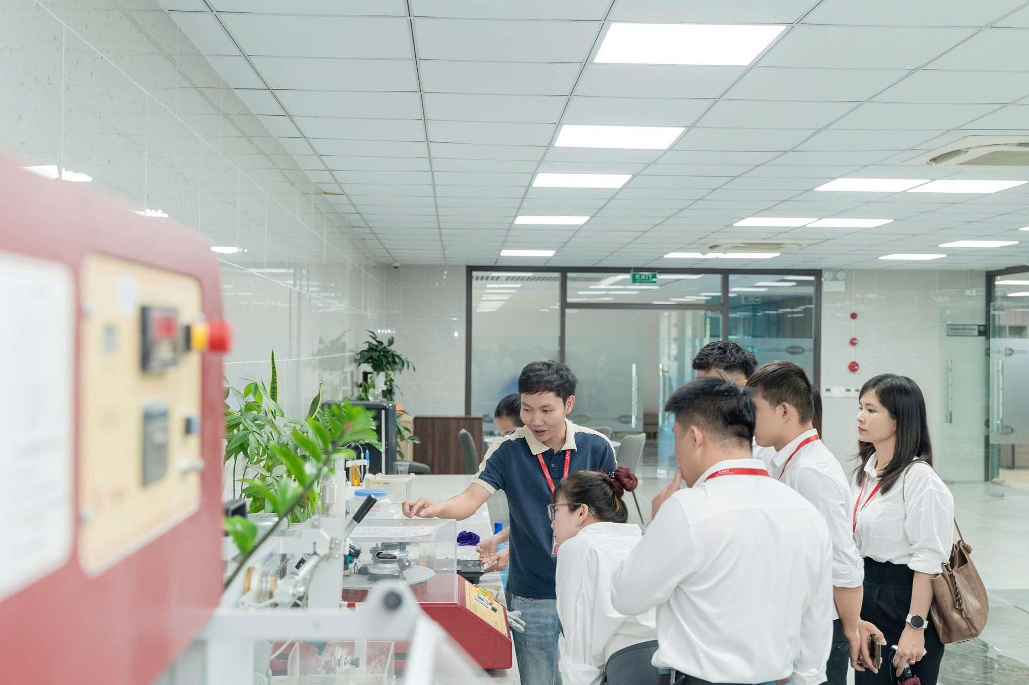 amy-grupo-npp-hoang-truong-giang-doc-vat-lieu-tu-be-mat-den-cong-nghe-4.jpg