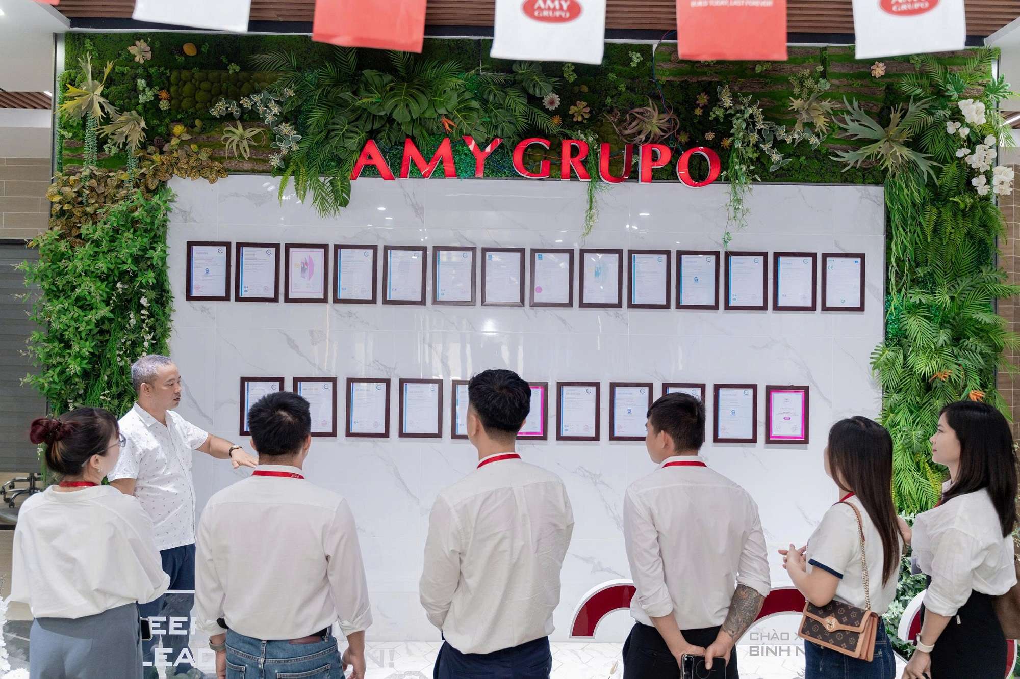 amy-grupo-npp-hoang-truong-giang-doc-vat-lieu-tu-be-mat-den-cong-nghe-5.jpg