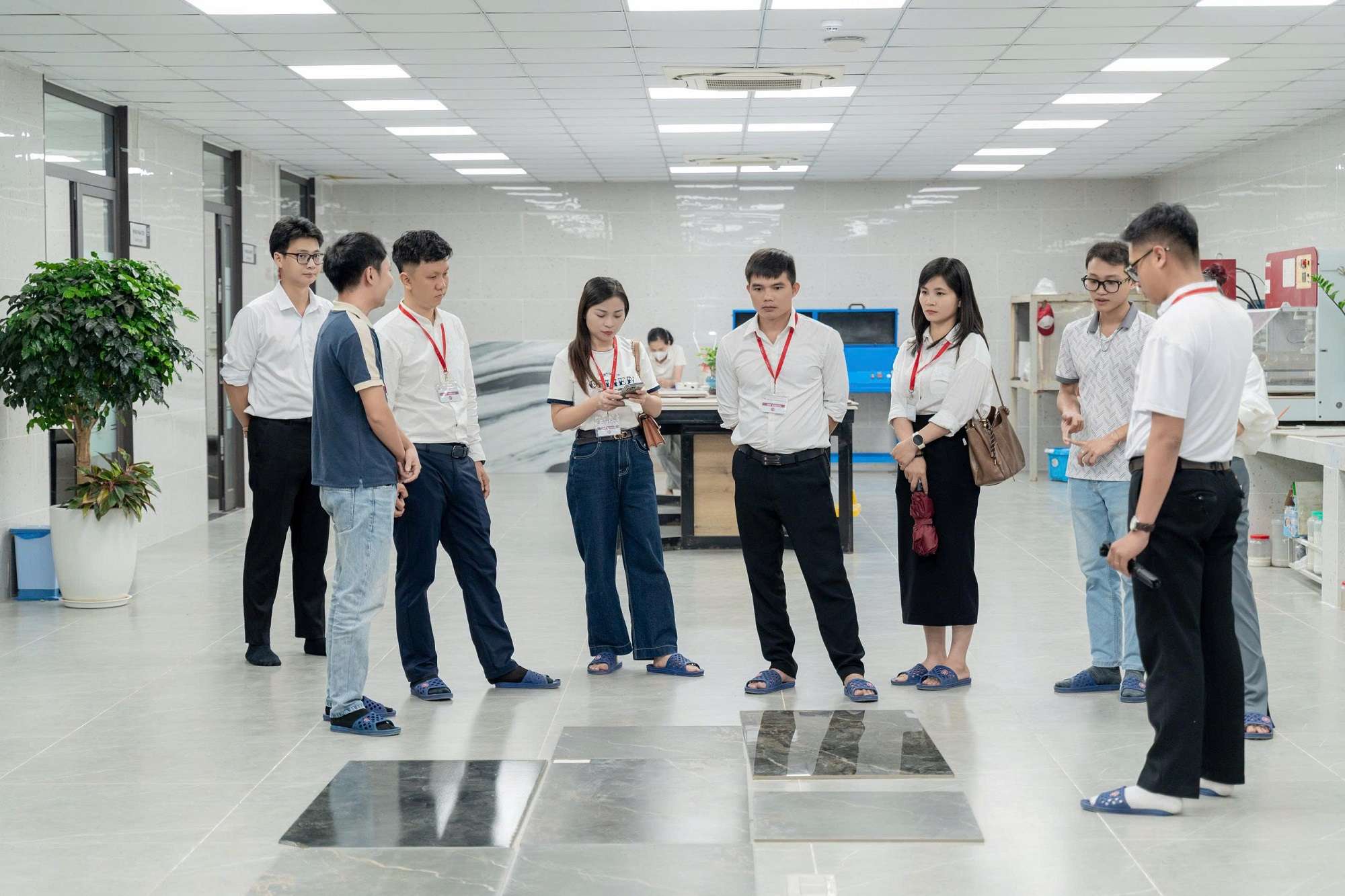 amy-grupo-npp-hoang-truong-giang-doc-vat-lieu-tu-be-mat-den-cong-nghe.jpg