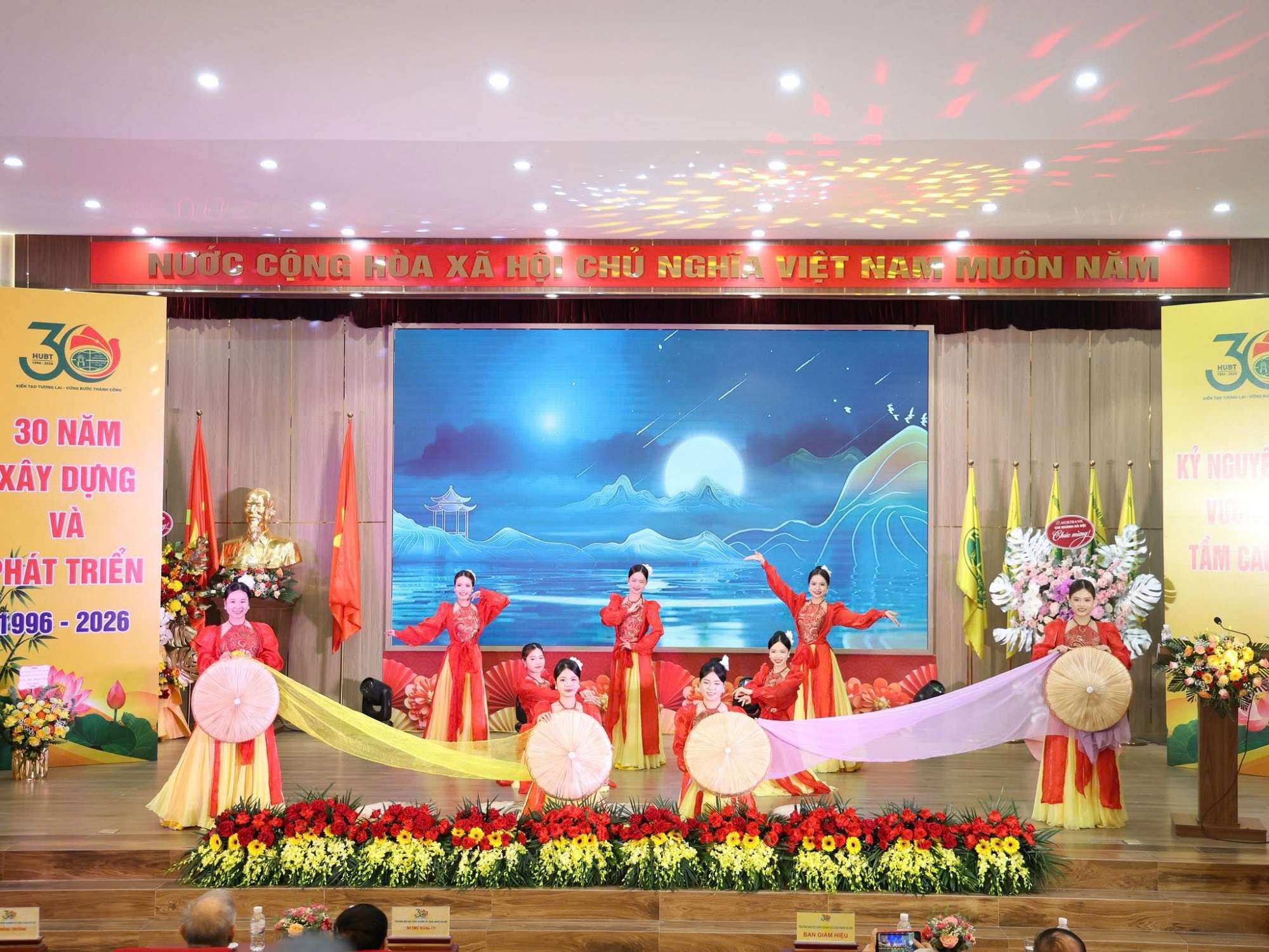 amy-grupo-gui-niem-tin-vao-the-he-tuong-lai-tai-truong-dai-hoc-kinh-doanh-va-cong-nghe-ha-noi-2.jpg