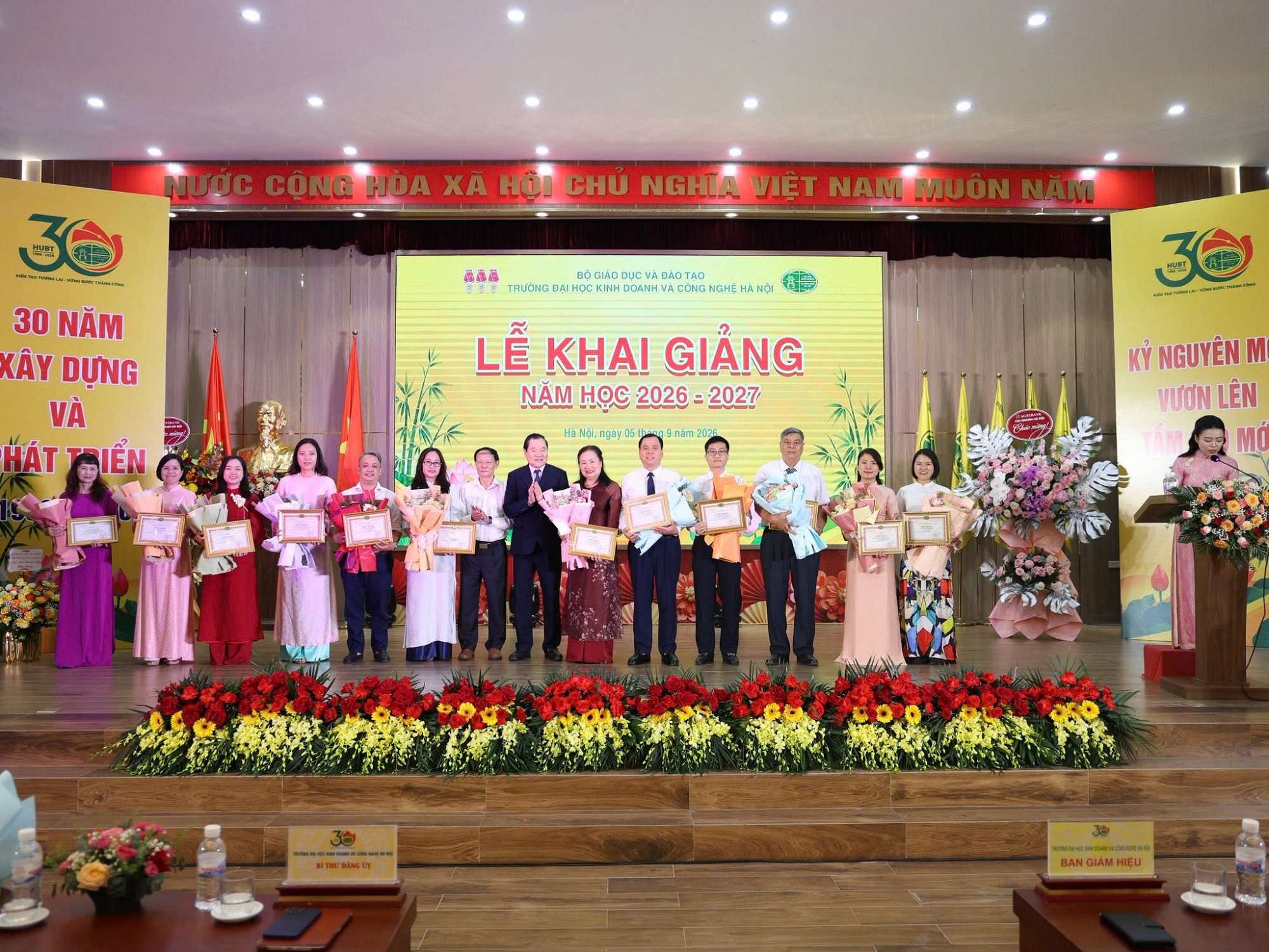 amy-grupo-gui-niem-tin-vao-the-he-tuong-lai-tai-truong-dai-hoc-kinh-doanh-va-cong-nghe-ha-noi-3.jpg