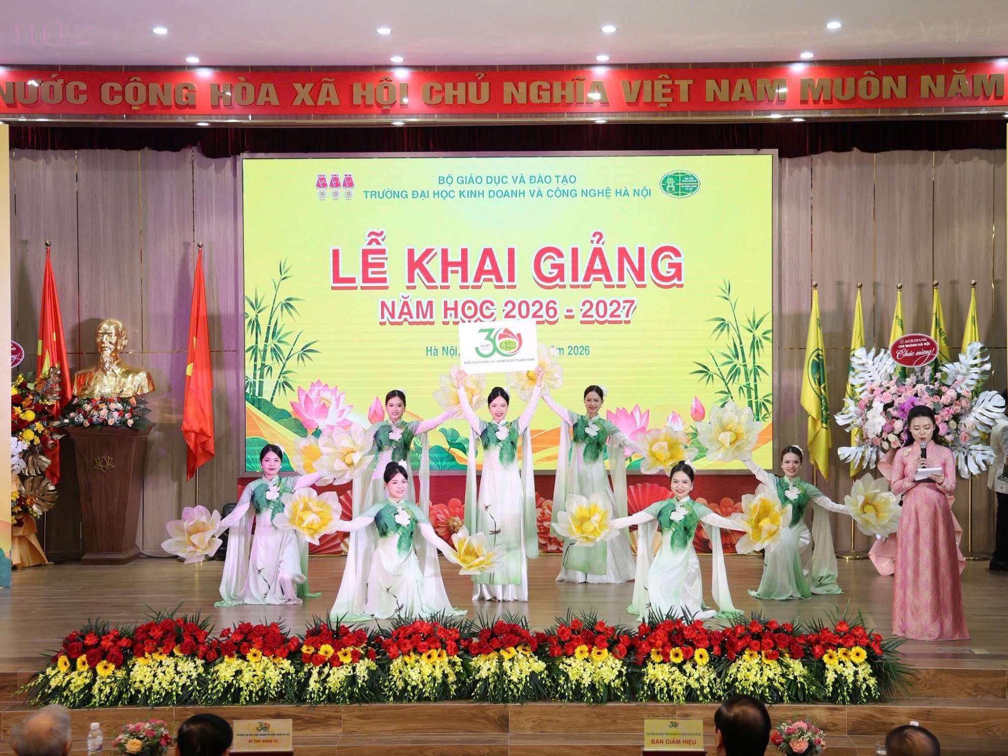 amy-grupo-gui-niem-tin-vao-the-he-tuong-lai-tai-truong-dai-hoc-kinh-doanh-va-cong-nghe-ha-noi-4.jpg
