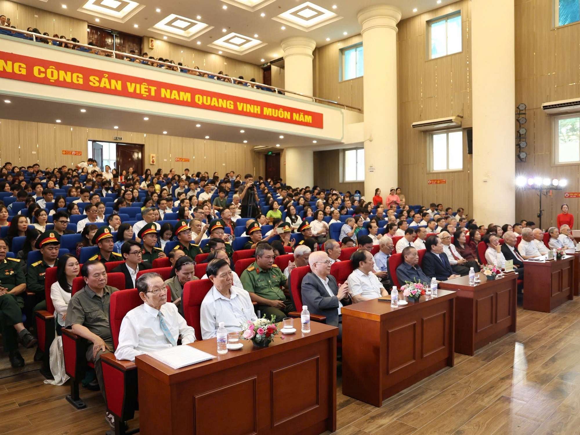 amy-grupo-gui-niem-tin-vao-the-he-tuong-lai-tai-truong-dai-hoc-kinh-doanh-va-cong-nghe-ha-noi-6.jpg