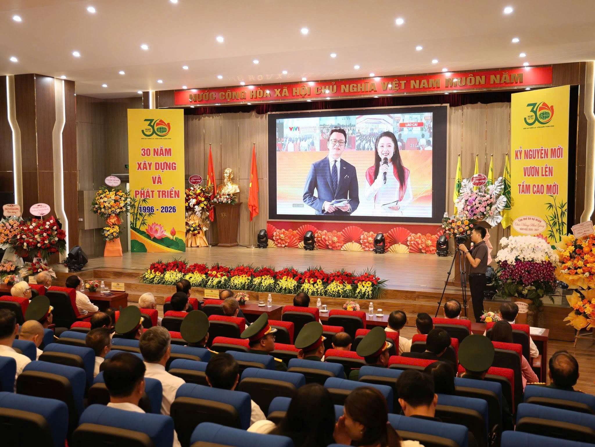 amy-grupo-gui-niem-tin-vao-the-he-tuong-lai-tai-truong-dai-hoc-kinh-doanh-va-cong-nghe-ha-noi-7.jpg