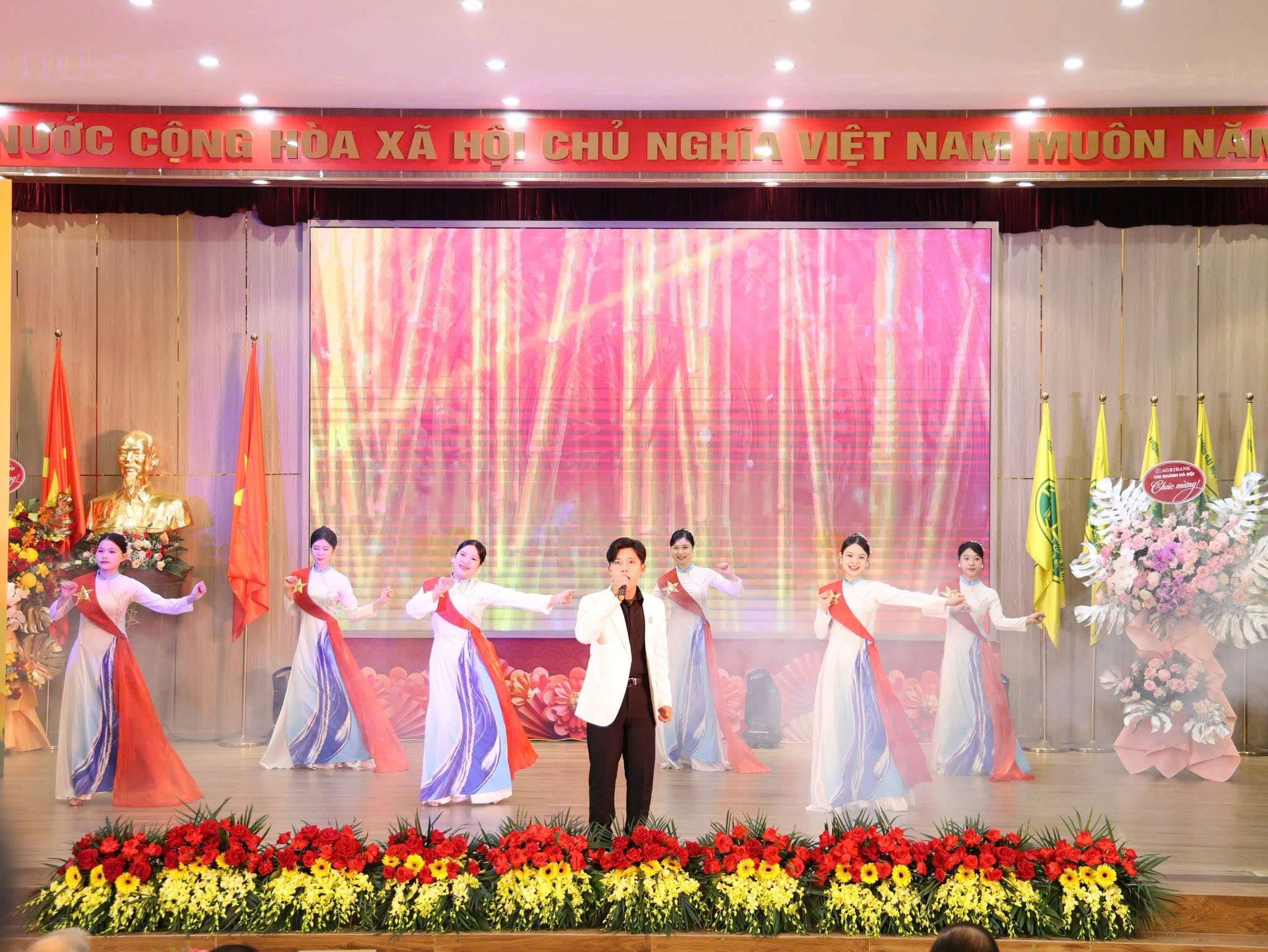 amy-grupo-gui-niem-tin-vao-the-he-tuong-lai-tai-truong-dai-hoc-kinh-doanh-va-cong-nghe-ha-noi-9.jpg