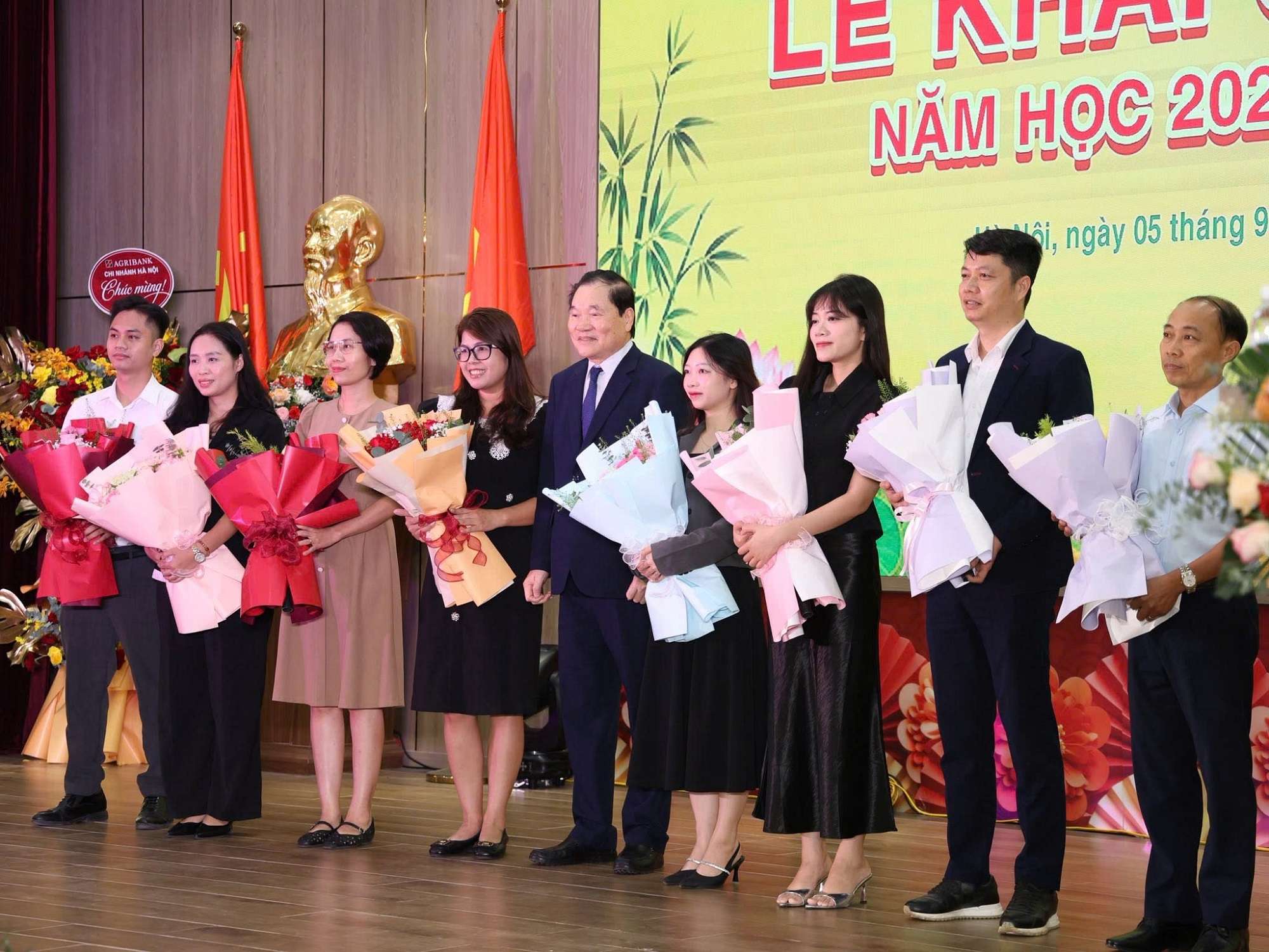 amy-grupo-gui-niem-tin-vao-the-he-tuong-lai-tai-truong-dai-hoc-kinh-doanh-va-cong-nghe-ha-noi.jpg