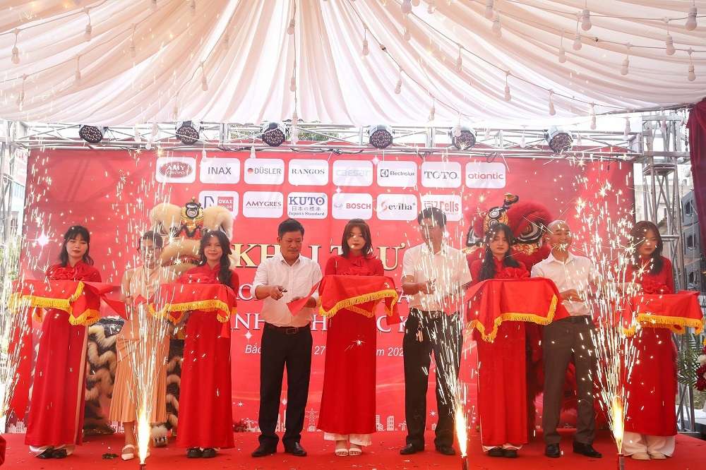 dong-day-xuc-cam-trong-buoi-khai-truong-showroom-amygres-bac-kan-1.jpg