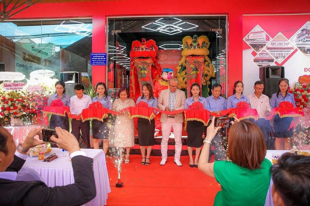 nhung-khoanh-khac-an-tuong-tai-buoi-khai-truong-showroom-amygres-linh-tho.jpg